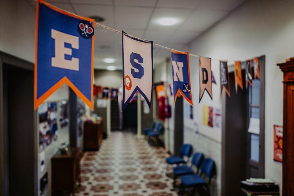 Couloir de l'ESND avec décorations qui illustrent les activités rythmant la vie quotidienne à l'école