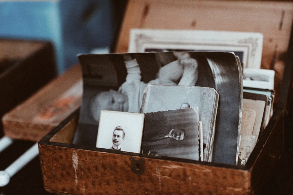 Anciennes photographies dans une vieille valise, pour illustrer l'option histoire à l'ESND