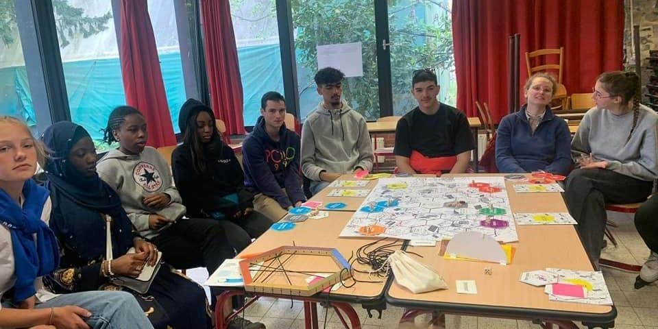 Jeux entre élèves francophones et néerlandophones à l'ESND