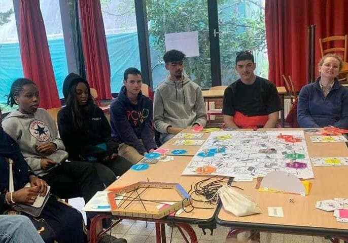 Jeux entre élèves francophones et néerlandophones à l'ESND